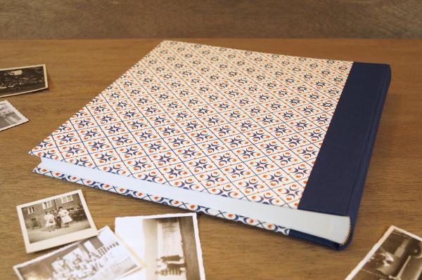 Guest book for photos dark blue red graphic